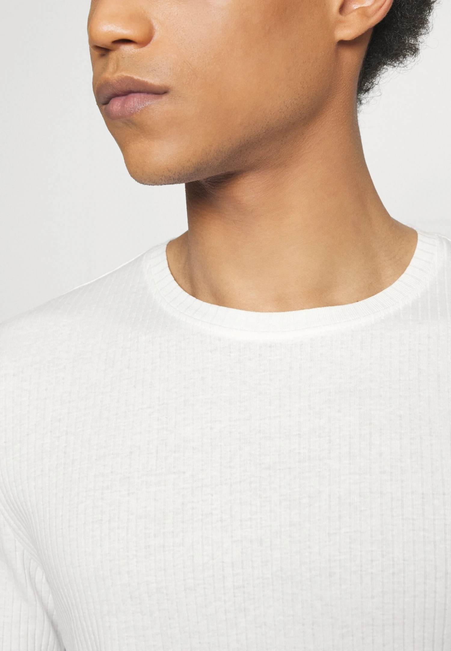 Pier One Slim Fit Ribbed T-Shirt 2 Pack - T-Shirt Basic - White/Black 6 Pier One Slim Fit Ribbed T-Shirt 2 Pack - T-Shirt Basic - White/Black - Afbeelding 6